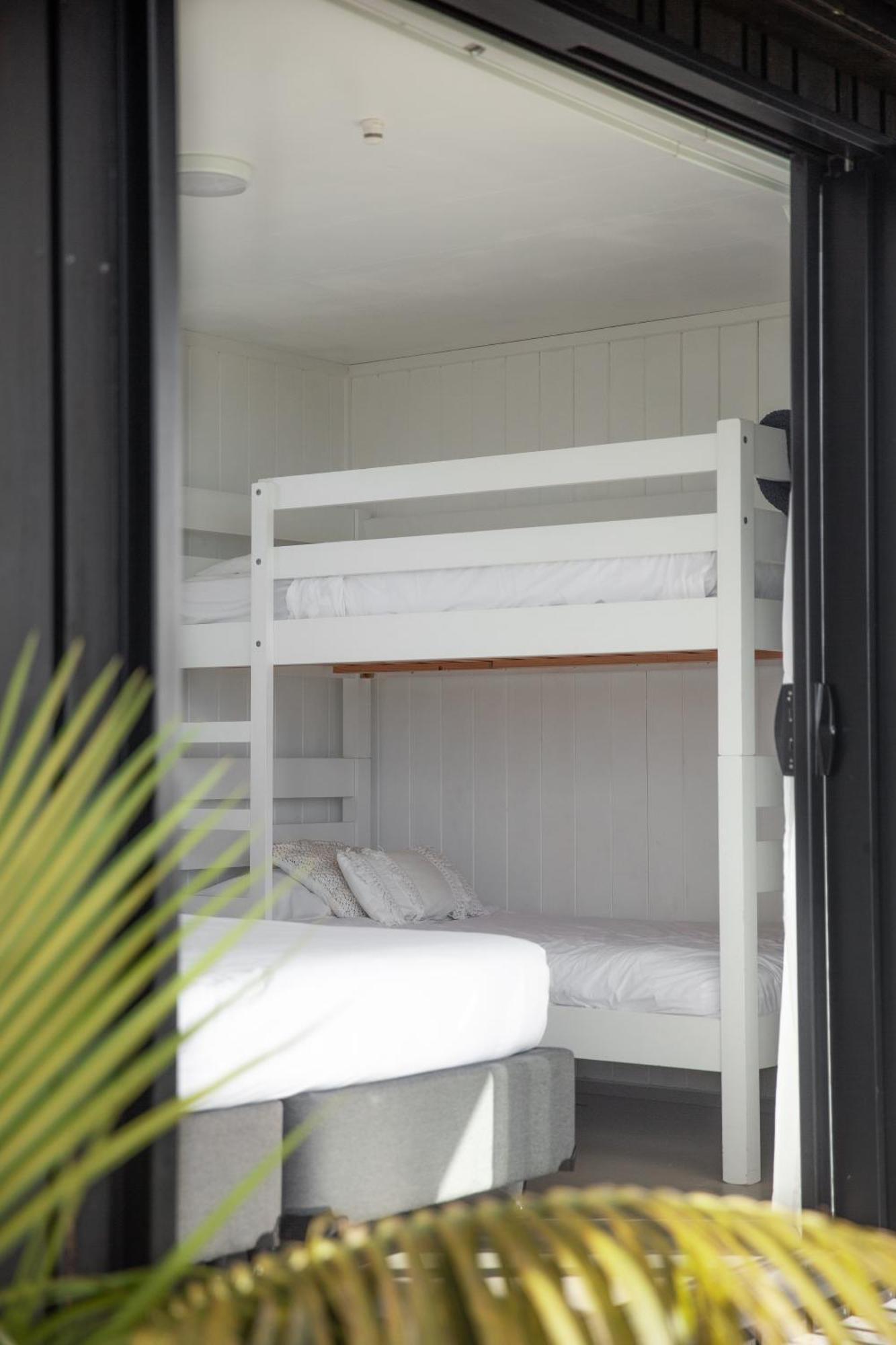 Aotearoa Surf Eco Pods Hotel Te Arai ภายนอก รูปภาพ